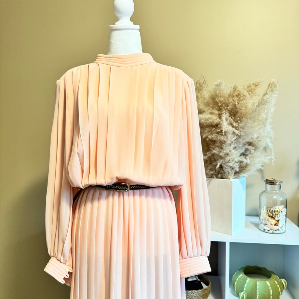Vintage Silhouette Peach Dress - Picture 2 of 4
